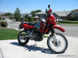 Kawasaki KLR650
С сайта барышни о мотоцикле:

RUFIO
The Motorcycle-Sidecar
"Rufio is the unique pairing of a 1998 KLR 650 and a 1970s American Eagle sidecar."