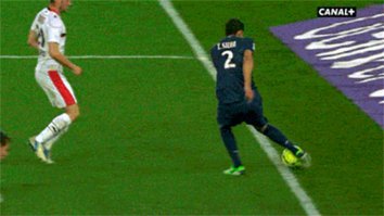 Похоже мяч не вышел, так что гол забит по правилам.
"Мяч считается вышедшим из игры, если он по земле или воздуху полностью пересёк боковую линию или линию ворот, или же игра была остановлена судьёй. Полным пересечением является положение мяча, когда ни одна из точек проекции сверху не касается линии, в других случаях мяч считается оставшимся в игре."