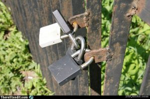 Так делают, когда на всех хозяев не хватает ключей,каждый отпирает свой замок и все)))