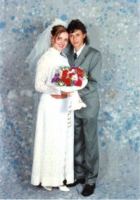 04 июля 1998 года. у мамы свадьба была 11,02,1972. платье просто по фигуре с вытачками скроено, сзади длинная молния. Вот из ЗАГСа фото