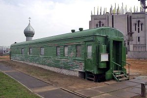Я еще в советские годы жил в Казахстане в Семипалатинске, видел семьи железнодорожников жили оседло в вагонах. И многие так живут.