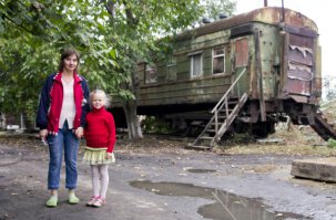 Я еще в советские годы жил в Казахстане в Семипалатинске, видел семьи железнодорожников жили оседло в вагонах. И многие так живут.