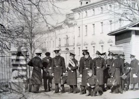 Для расширения истории этого объекта - я, будучи курсантом Ленинградского Арктического училища, которое было до 90-х, потом, короткое время - столярная мастерская в левом крыле дворца в конце 90-х.