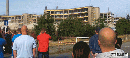 При взрыве кирпичного завода толпа зрителей сама превратилась в кирпичный завод )))