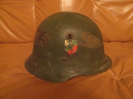 А вот каска из под Ржева. Все бы хорошо, но болгарцы, типа братушки, божились, что против нас  не воевали. На стороне Алоизача - да, было. Но против СССР ни-ни. Трындят наверное потаскушки. Откуда подо Ржевом на каске болгарский флаг?
