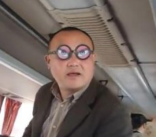 че-то он мне "очки ннада" напомнил )) а татуировки по большей части ни о чем