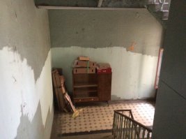 Из окон Боярского Дворцовую не видно.
Фото. Подъезд Шевчука 1 этаж и последний.