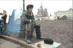 Надо отделять СССР от горбачевской "демократизации и гласности"  конца 80-х. А то стало модно фотками самого конца 80-х, а то и начала 90-х иллюстрировать СССР. То уже демократия наступила, от СССР там ничего не было, кроме названия. Их надо подписывать: "вот к чему приводит предательство Родины". Причем будем честными предательством и элитой, и собственным народом. Помутнение было может и не долгим, а результат мгновенный... 
Короче, это не СССР, это начало демократизации и рынка: