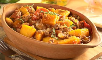 Во-первых, тыква замечательный продукт с кучей витаминов. Во-вторых, для всех этих рецептов нужны какие-никакие кулинарные навыки. Тем, кому лень заморачиваться и тратить кучу времени могу посоветовать простейший рецепт. Отрезаем кожуру и сердцевину с семечками. Режем на кубики, обжариваем 5 мин. Добавляем помидор, кусочки куры (или фарша, или колбасы и пр). Можно туда засунуть немного отваренного риса или картошки. И тушим ещё 5 мин. Посыпаем зеленью, сдабриваем сметанкой и уминаем.