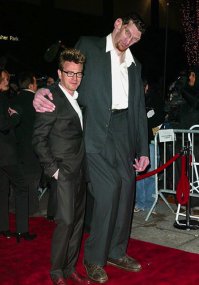 Мэттью Макгрори - американский актёр.Обладатель самой большой в мире ступни и гигантского роста — 2 м 29 см. В детском саду он был ростом 150 см и весил около 70 кг. Длина его ступней достигает 75 сантиметров.Умер в августе 2005 года на 33-м году жизни. Смерть наступила от сердечной недостаточности[