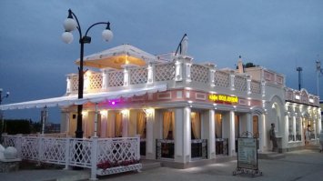 В Феодосии могу посоветовать два достойных заведения - кафе " Под луной", прямо в центре города, у картинной галереи Айвазовского. Достойное меню, приятные цены и качество пищи. И кафе " Антресоль", которое находится в конце платановой аллеи. Невероятное кафе, с уникальным интерьером, туда можно экскурсии водить. Часто там живая музыка - инструментальная, пианино, виолончель, гитара. Очень приятное место. О Феодосии могу говорить вечно)