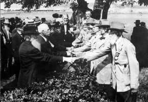 1913. Геттисберг. Ветераны южан и северян пожимают друг другу руки