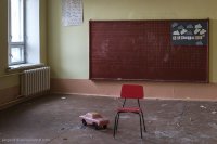 Была у брата в детстве такая "Волга", из капота торчал руль и на ней можно было кататься сев верхом на крышу и отталкиваться ногами от пола. Так вот в какой-то момент крыша треснула, и при вставании больно щипала за попку)