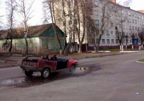 В ЭТО я бы даже не сел, не то что ехать!
Присмотритесь, она же сейчас переломится.
Жёсткости нет! СОВСЕМ НЕТ!!!