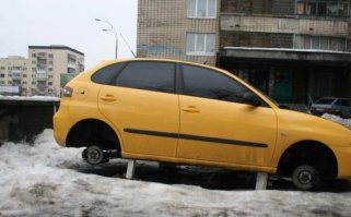 Когда вовремя поменял колеса... на кирпичи =)