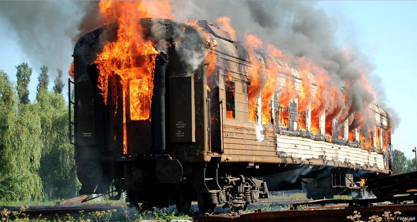 Пожар в вагоне пассажирского. Пожар в пассажирском поезде. Пожары на Железнодорожном транспорте. Горящий поезд.