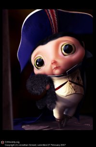 Если бы не протезы вместо ног, я бы сказал, что это Наполеон.