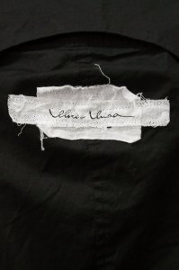 "Большое внимание в 80-е уделяется и брендовой одежде. Так, к примеру, в крайних случаях, бирки с названиями известных брендов даже могли отпарываться с изнанки одежды и перешиваться на лицевую сторону."

Да нуууу? Вообще-то некоторые её специально пришивают изначально на лицевую сторону, как деталь.