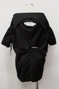 "Большое внимание в 80-е уделяется и брендовой одежде. Так, к примеру, в крайних случаях, бирки с названиями известных брендов даже могли отпарываться с изнанки одежды и перешиваться на лицевую сторону."

Да нуууу? Вообще-то некоторые её специально пришивают изначально на лицевую сторону, как деталь.