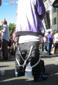 ... сразу модник ! .. Ну не успел человек добежать ...