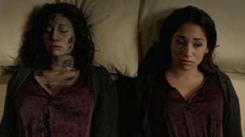 часто герои ужастиков просыпаются с призраками в кровати