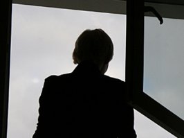 Как я порой завидую детям.
Они ещё не знают какой ужасный мир их ждёт, не знают горечь утраты родного человека, цену жизни, цену безразличия.
И только наши мамы и папы могут всё это нам объяснить, пока мы растём.
Просто представь себя на месте этого мальчугана.
Слёзы наворачиваются, когда твои родители слишком заняты бутылкой, пока ты стоишь на подоконнике восьмого этажа...