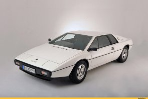 Для меня Aston Martin DB5 и lotus esprit s1 являются истинными машинами Бонда,а это какая то пластиковая игрушка.