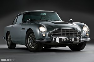 Для меня Aston Martin DB5 и lotus esprit s1 являются истинными машинами Бонда,а это какая то пластиковая игрушка.