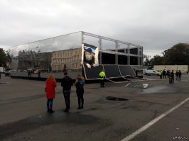 Зеркальный павильон в Санкт-Петербурге обрушился на людей