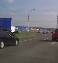 Хм ну вопервых и видео не видно что дамочка. И да явное нарушение. А почему ни кто не обратил внимание, что черная лада тоже перестраиваиться в право через сплошную?