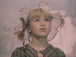 Светлана Ступак - "Пеппи Длинныйчулок" (1984)

Узнать Пеппи и сегодня можно по все тому же озорному огоньку в глазах, которым она покорила миллионы сердец за эти 30 с лишним лет. Светлана Ступак ютится в скромной квартире на западе Москвы вместе с братом и его супругой, до недавних пор с ними жила и ее дочь, но после замужества она переехала к мужу.
Светлана не любит афишировать свое творческое прошлое. Связано это не только с природной скромностью, но и с тем, что некоторые поклонники до сих пор не дают актрисе прохода.