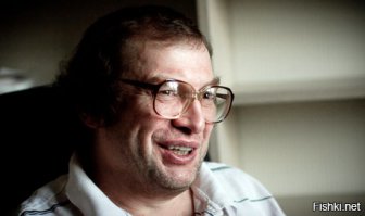 Финансовый гений.
Родился с врождённым двусторонним пороком сердца, из-за чего врачи прогнозировали, что мальчик не доживёт до восемнадцати лет.