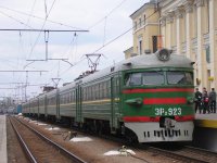 В детстве это был мой любимый вид электрички. Там были деревянные сиденья, характерные механизмы для открывания окон и совсем другой запах нежели на более новых моделях ...