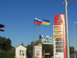 Автор. Вот тебе для поднятия настроения. Я живу в обычной российской деревне. И у нас так.
Как бы амеры или какие еще идиоты, включая наших российских неучей не пытались схлестнуть наши народы, но нам все равно жить вместе. Век разных фашиков недолог. Это неизбежно. А как они передохнут, то, я надеюсь мы опять станем братскими народами.
( Изв. Замазал опознавательные знаки. Боюсь придурки мою деревню могут oбoсpать. А я этого не хочу.)