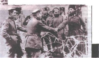 Войны развязывают ублюдки, которые сами на фронт не попадают... 
Братание солдат... которые не хотели убивать и  умирать...