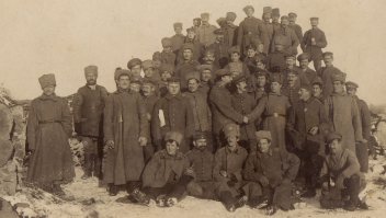 Войны развязывают ублюдки, которые сами на фронт не попадают... 
Братание солдат... которые не хотели убивать и  умирать...