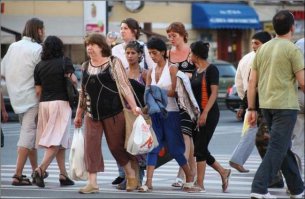 Идя по улице не держите Сумку сзади, её всегда смогут незаметно обчистить.