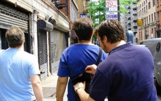 Идя по улице не держите Сумку сзади, её всегда смогут незаметно обчистить.