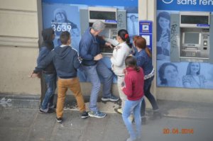 Цыгане помогают Мужчине получить деньги в Банкомате.
Когда карточка вставлена и набран Пин-код, начинают шуршать деньги, Терпилу отвлекают и забирают деньги, сразу передавая их подельнику. Если поймают, у него денег нет. Мужчина девушку бить не будет же.