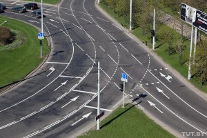 У нас для дебилов аналогичную разметку на кольцах нанесли. Так все равно некторые ущербные по диагонали пытаются кольцо проехать.