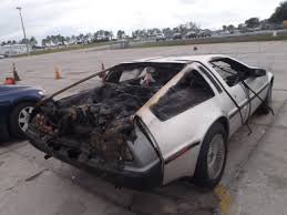 Delorean DMC-12 в штатах по деньгам стоит как обычный автомобиль,автомобиль стал легендой благодаря фильму "Назад в Будущее"и разбитых там полно.На том же снимке стоит "Maserati Qattroporte III который в разы дороже.
