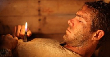 Фильм не смотрел, но судя по всему короткометражка. Герой зажигалкой выжигает весь кислород в гробу и умирает от нехватки воздуха.