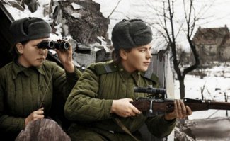 Шанина Роза Егоровна, одиночный снайпер, участница Великой Отечественной войны. Родилась в 1924 году в деревне Едьма Архангельской области в многодетной крестьянской семье. Мама, Анна Алексеевна, работала дояркой в колхозе. Отец, Егор Михайлович, – на лесозаготовках. В 14 лет Роза уехала в Архангельск на учёбу в педагогическое училище. Подрабатывала воспитательницей в детском саду. После начала войны Шанина оставила педагогический техникум в Архангельске. Пройдя всевобуч, а затем снайперскую школу в Подольске, которую закончила с отличием, ушла добровольцем на фронт. В апреле 1944 сержант Шанина прибыла в 184-ю стрелковую дивизию, где был сформирован отдельный женский снайперский взвод. Роза Шанина – одна из первых девушек-снайперов, удостоенных Ордена Славы 3 и 2 степени. Награждена она и медалью «За обвагу». Во время Великой Отечественной войны, по различным источникам, на ее счету от 54 до более сотни убитых противников, в том числе двенадцать вражеских снайперов. Газеты стран Антигитлеровской коалиции прозвали её «невидимым ужасом Восточной Пруссии». 28 января 1945 года, в возрасте 20 лет, скончалась от ран, полученных накануне во время прикрытия тяжелораненого командира артиллерийского подразделения в бою вблизи имения Рихау.