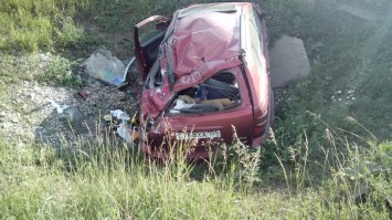 В прошлом году поехал на рыбалку, на новое место, километров 10 по щебенке. Особо не гнал. На небольшом повороте машину выкинуло с дороги, и как специально, в овраг. Кувырнулся. Упал на крышу, задней частью.  Повис на ремнях. Когда вылез из машины, через пассажирскую дверь, подбежали люди из машин, которые ехали позади меня.  Говорят, давай, щупай руки-ноги, что сломал. Я говорю, нормально все, я же вылазил из машины сам. Они - ты смотри лучше, ты так летел, что должен был убиться. А я в белой майке и светло-голубых джинсах, даже не испачкался, и машина вся расхреначенная рядом. Везунчик, говорят. А я думаю, если бы был не пристегнут, и где бы оно было, мое везение?)