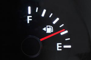 на каждой приборке есть стрелочка, которая показывает, с какой стороны лючок бензобака)))) вот тут видно, что лючок слева;)