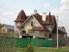 Липки Московская Область.
Зодчий и владелец так и не пришли к компромиссу, какие должны быть башенки: остроконечные или купольные.
И вообще до конца не определились, что они вообще будут строить: стилизацию под средневековый замок или какой-то, прости Господи, постмодерн? Или вообще норку хоббита: присутствуют характерные элементы.