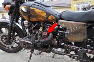 А зачем такая лютая дырень в картере?