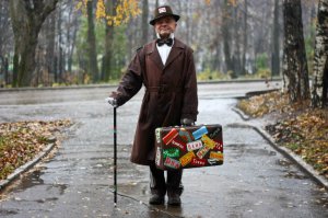 Виктор Сергеевич Казаковцев— знаменитый модник из Кирова. Выйдя на пенсию, он не заскучал и нашел занимательное хобби — выдумывать себе необычные образы и воплощать задумки в жизнь своими руками. Материалы для этого он закупает исключительно в секонд-хэндах. Он удивительный, яркий и позитивный человек; с удовольствием позирует для фотографий и рассказывает о своих нарядах.