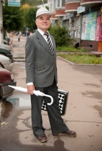 Виктор Сергеевич Казаковцев— знаменитый модник из Кирова. Выйдя на пенсию, он не заскучал и нашел занимательное хобби — выдумывать себе необычные образы и воплощать задумки в жизнь своими руками. Материалы для этого он закупает исключительно в секонд-хэндах. Он удивительный, яркий и позитивный человек; с удовольствием позирует для фотографий и рассказывает о своих нарядах.