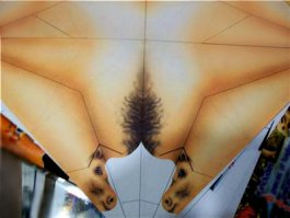 Бумажная лошадка, которую надо сложить и склеить.